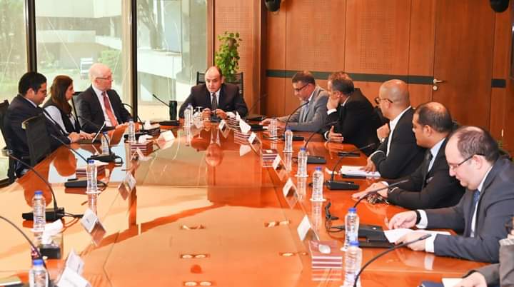 وزير التجارة والصناعة يترأس  اجتماع المائدة المستديرة لشركات الصناعات الغذائية