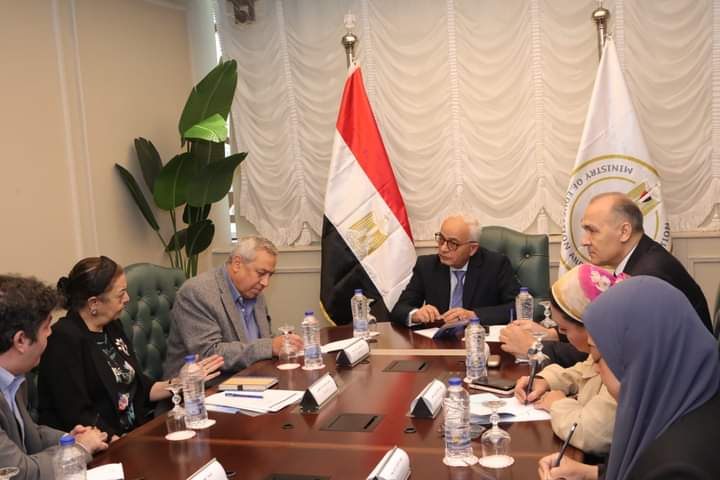 وزير التربية والتعليم يبحث مع وفد الوكالة الأمريكية سبل تعزيز التعاون المشترك
