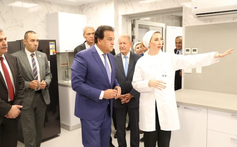 وزير الصحة يشهد التشغيل التجريبي لخط إنتاج فلاتر الغسيل الكلوي بمصنع 