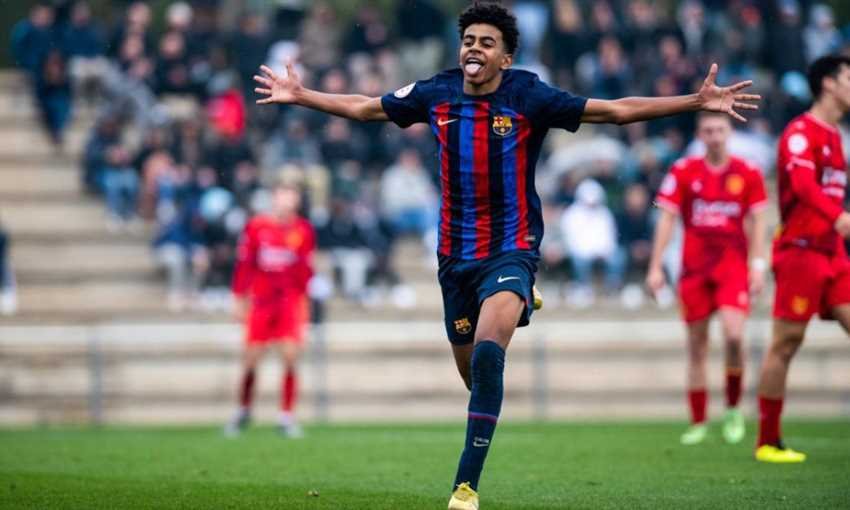 رسميًا.. برشلونة يجدد عقد لامين يامال وشرط جزائي تعجيزي