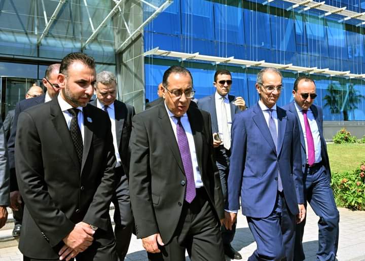 رئيس الوزراء يزور شركة سايتك الرائدة في تطوير الأجهزة المدمجة لصناعة السيارات
