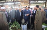 وزير التنمية يتفقد سوق العبور لمتابعة توفر الخضروات والفاكهة والالتزام بالأسعار