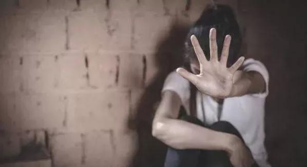 عامل ينتهك عرض فتاة أمام المارة.. تفاصيل
