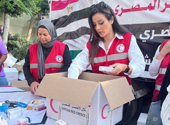 رضوى الشربيني تشارك في تجهيز المساعدات الفلسطنين مع الهلال الأحمر