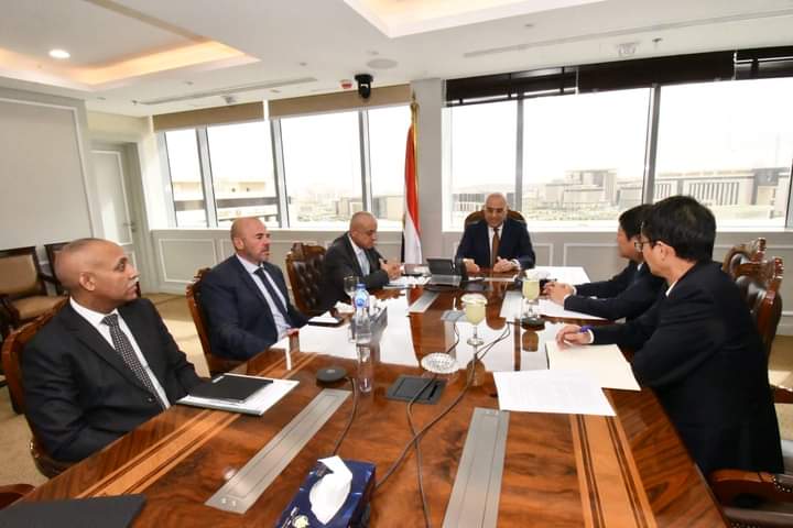 وزير الإسكان يلتقي المبعوث الخاص لشركة 