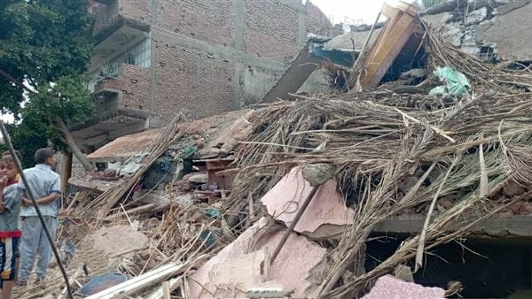 مصرع شخص وإصابة 3 آخرون في سقوط منزل بأسيوط