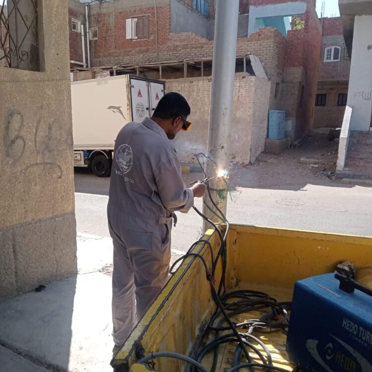 استمرار أعمال رفع كفاءة أعمدة الإنارة بمدينة سفاجا