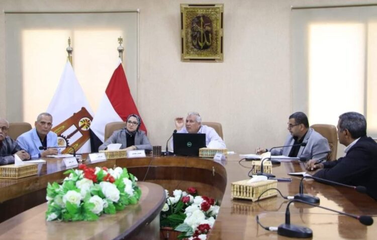 محافظ الوادي الجديد يعقد اجتماعاً مع رؤساء المراكز والقرى لمتابعة السلع التموينية