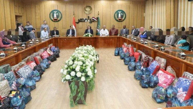 محافظ المنوفية يسلم مساعدات مالية وعينيه للأسر الأولى بالرعاية