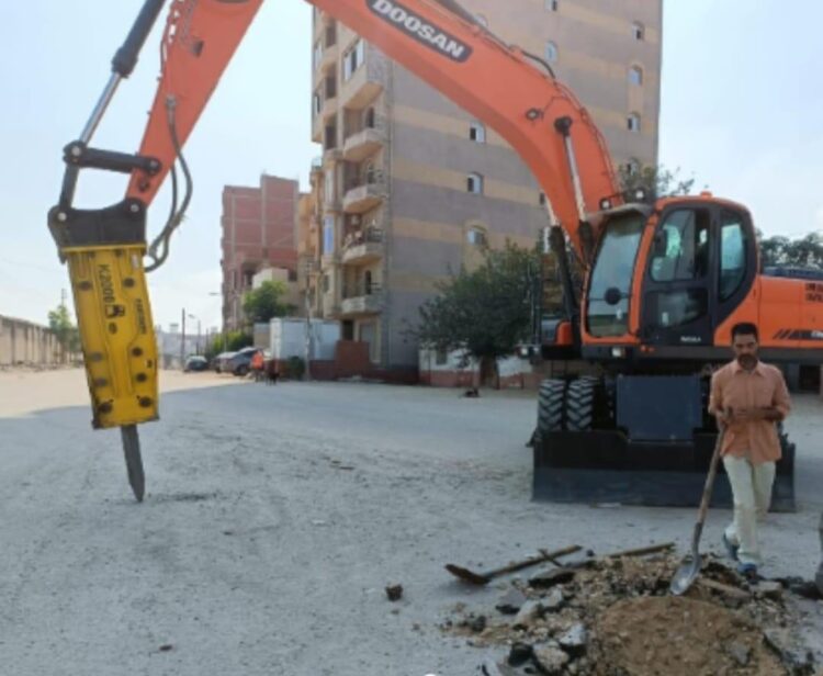 إزالة المخلفات ورفع كفاءة طريق أبو آدم الحلوس بالإسماعيلية