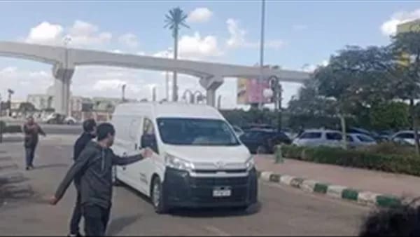 أحمد خالد صالح يرافق جثمان طارق عبد العزيز إلى مسجد الشرطة.. تفاصيل