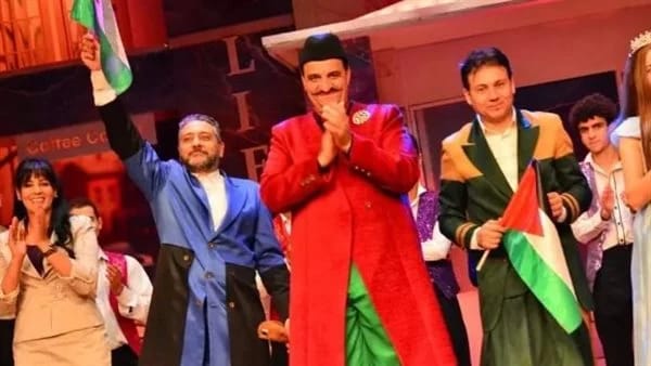 أبطال مسرحية طيب وأمير يرفعون علم فلسطين بعد انتهاء العرض.. تفاصيل