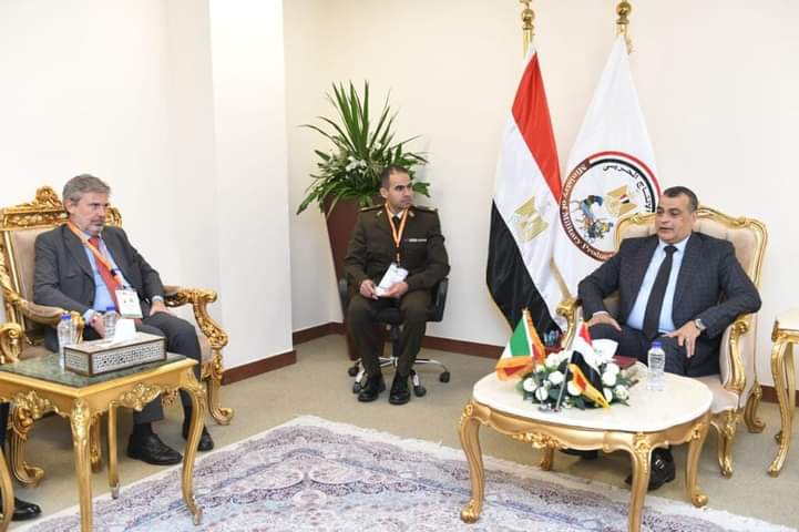 وزير الانتاج الحربي يبحث مع 