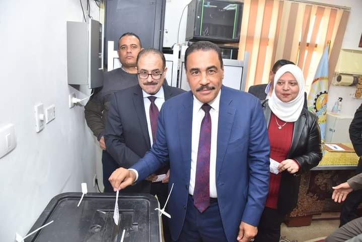 محافظ مطروح يدلي بصوته فى الإنتخابات الرئاسية