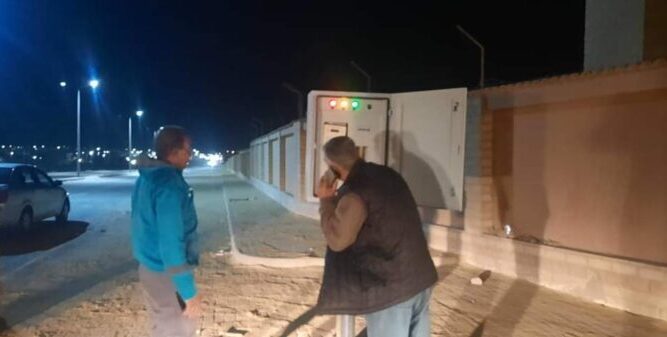رئيس غارب يطلق التيار الكهربائى لاعمدة الإنارة بالجزء الثاني بشارع الميناء