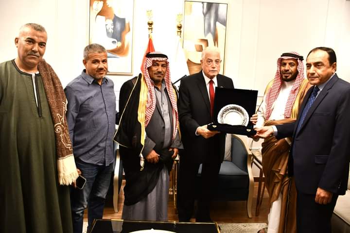 محافظ جنوب سيناء يستقبل وفدا من مشايخ وعواقل مدينة نويبع