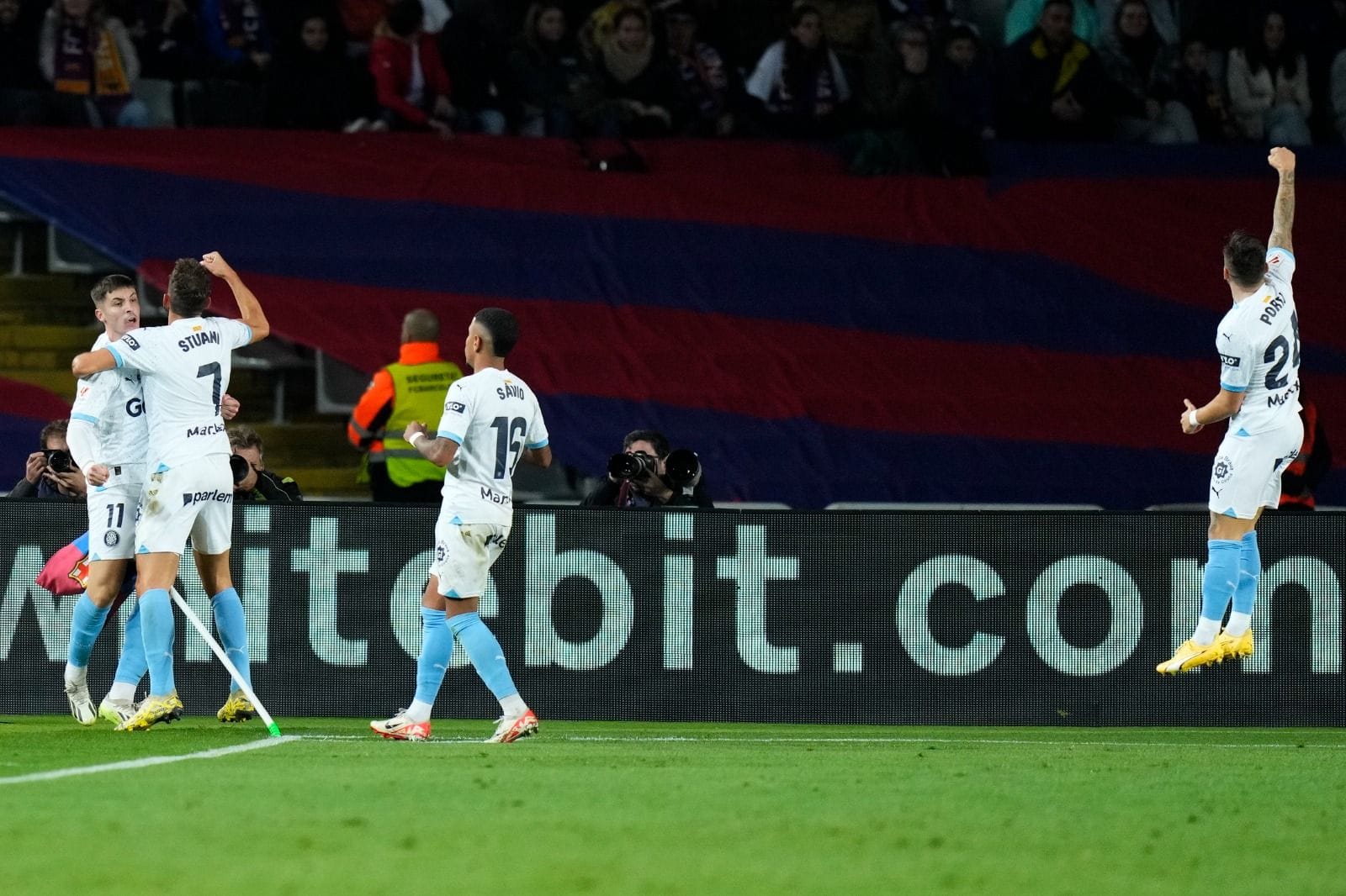 جيرونا يفوز على برشلونة بنتيجة تاريخيه ويتصدر الليجا
