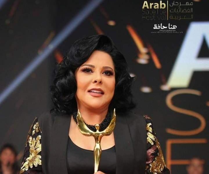 إسعاد يونس تفوز بجائزه أفضل مقدمة برامج في دير جيست 2023
