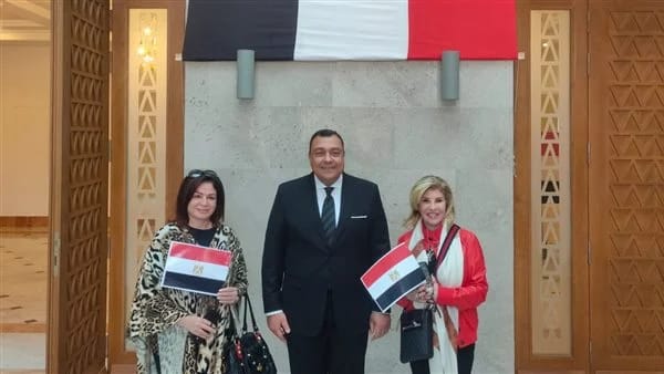 إلهام شاهين وهالة سرحان يدلون بصوتهم في الانتخابات المصرية بتونس.. تعرف