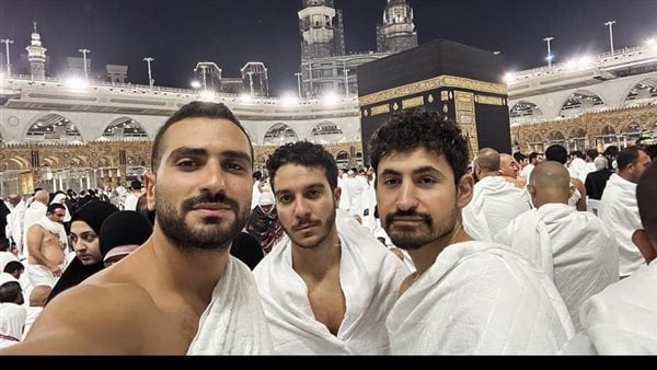 محمد الشرنوبي يؤدي العمرة برفقة أمير المصري ونور النبوي.. تفاصيل