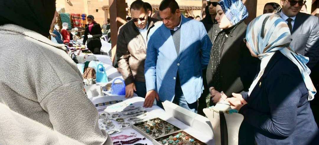 وزير التنمية ومحافظ الشرقية يتفقدان معرض أيادي مصر بالزقازيق