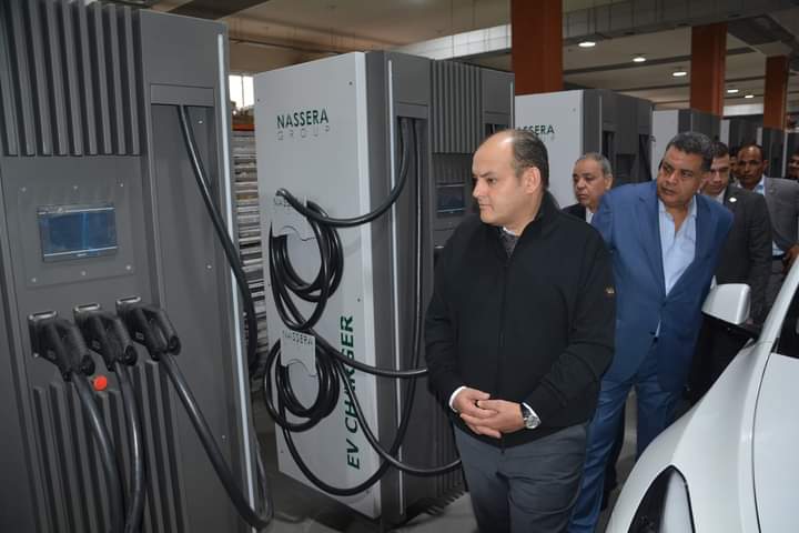 وزير التجارة والصناعة يتفقد المنطقة الصناعية بالعبور