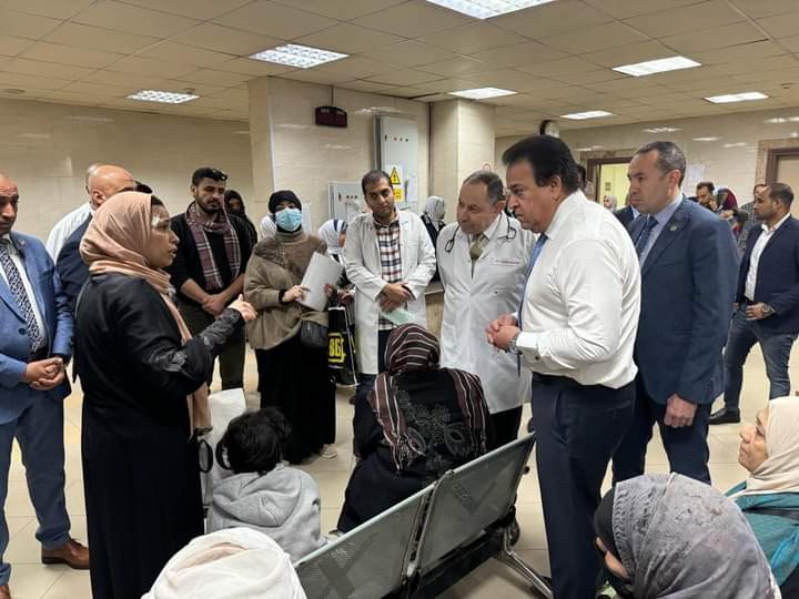 وزير الصحة يتفقد مستشفى العجوزة ويستمع لآراء المواطنين حول مستوى الخدمة