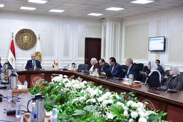 وزير العمل يتابع تنفيذ خطة رقمنة الخدمات تمهيدا لاطلاق على بوابة