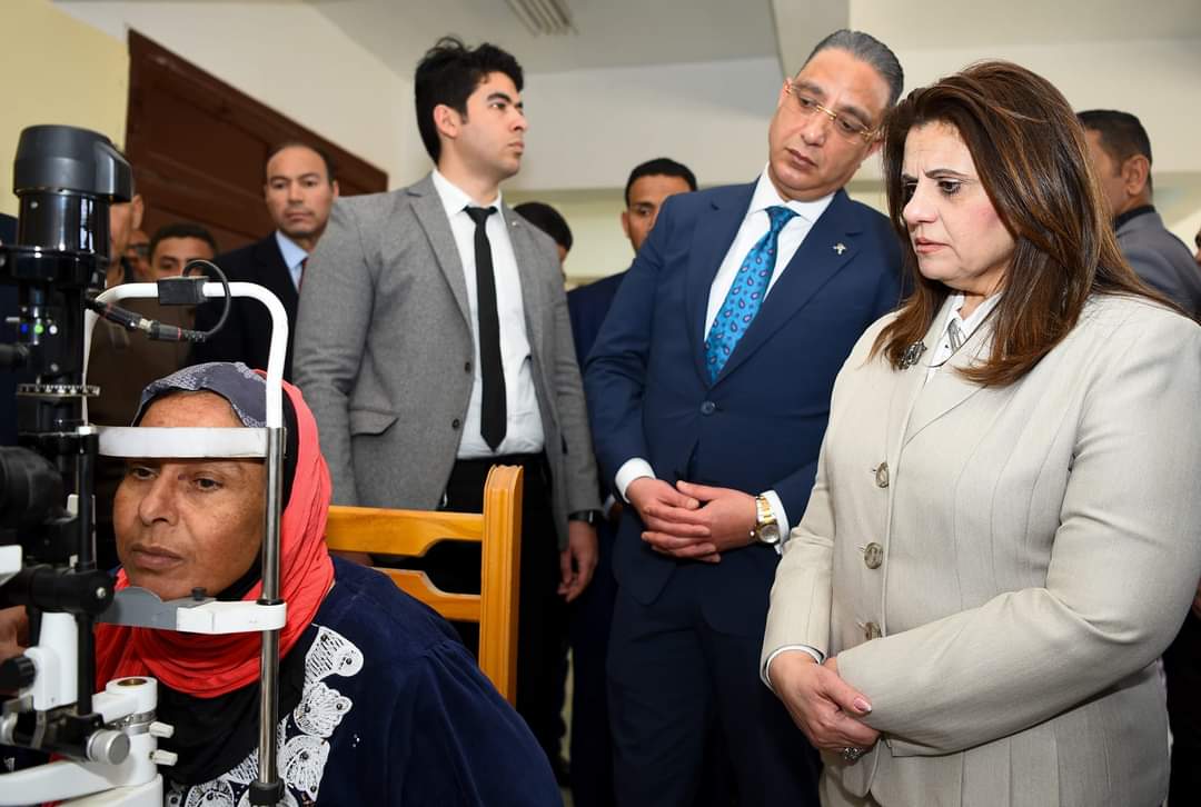 وزيرة الهجرة تتفقد القافلة الطبية لمؤسسة صناع الخير في قرية دمو