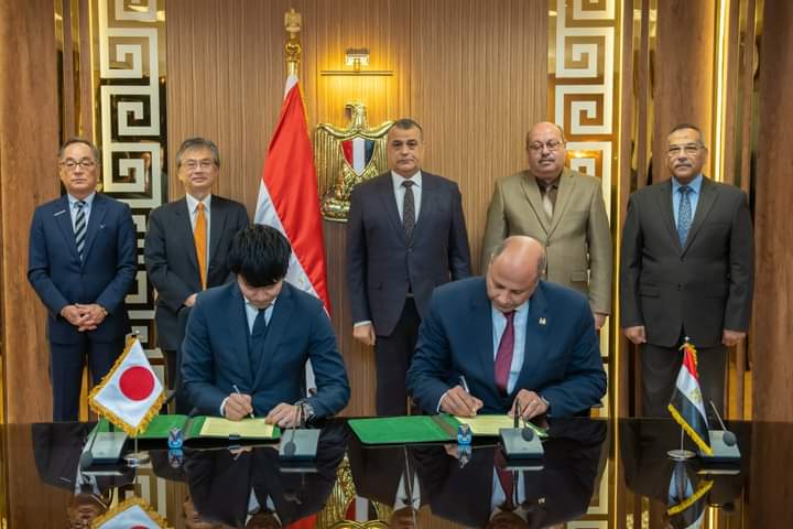 وزير الإنتاج الحربى يشهد توقيع عقد تصنيع مشترك بين 