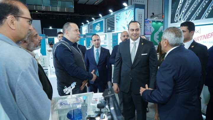 رئيس الرعاية الصحية يتفقد الجناح المصري بمعرض الصحة العربي في دبي
