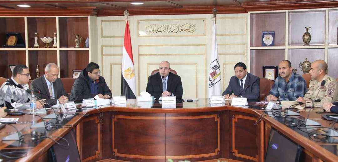 محافظ بني سويف يعقد اجتماعاً لمناقشة خطط القطاعات وافتتاح مشروعات خدمية بالمحافظة