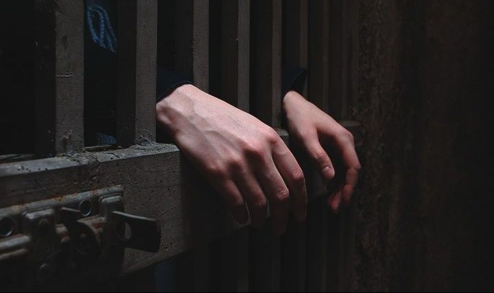 حبس عاطلين بتهمة الإتجار بالمواد المخدرة في الجيزة