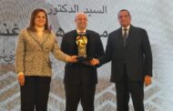 محافظ بني سويف يتسلم جائزة تميز الأداء في إدارة الاستثمار العام