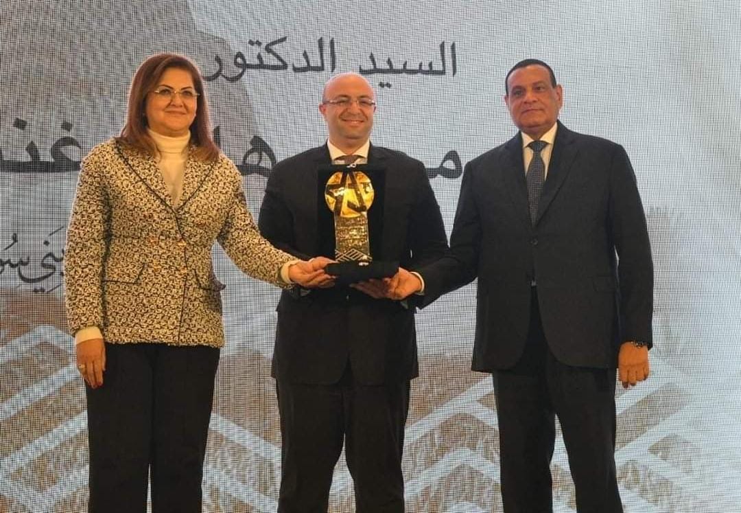 محافظ بني سويف يتسلم جائزة تميز الأداء في إدارة الاستثمار العام