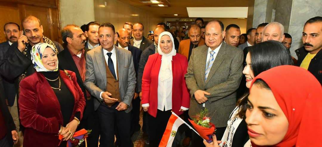محافظ أسيوط ووزيرة التضامن يتفقدان معرض مشروعات المجتمع المدني