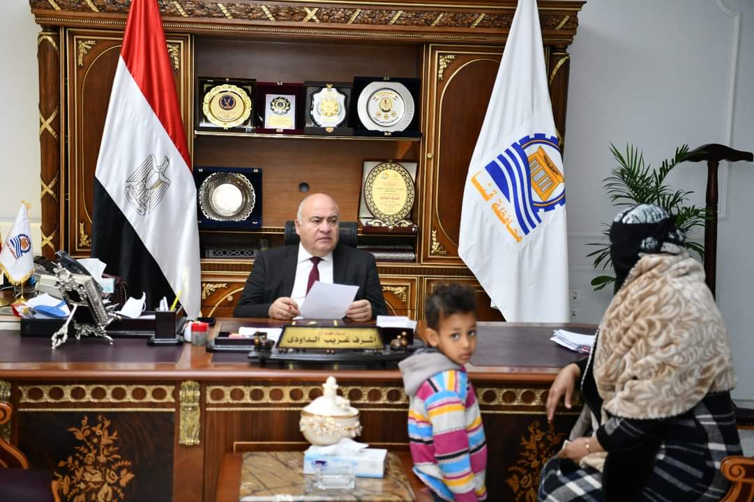محافظ قنا يواصل استقبال المواطنين لبحث شكواهم والتخفيف عن كاهلهم