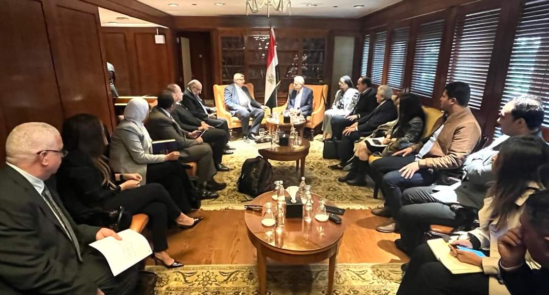 محافظ جنوب سيناء يؤكد على أهمية إرسال الدعوات للمدعوين الى مؤتمر السياحة