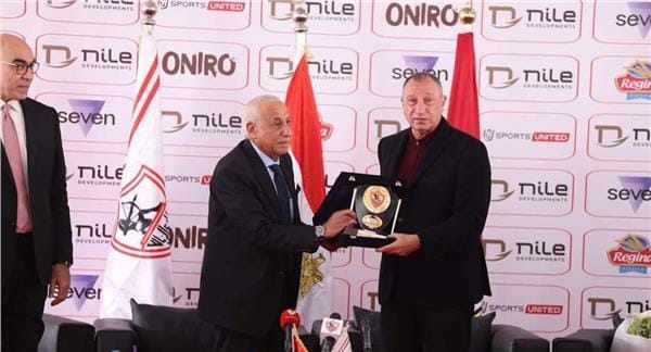 رئيس الزمالك يمنح الخطيب درع تذكاري يحمل اسم العامري فاروق