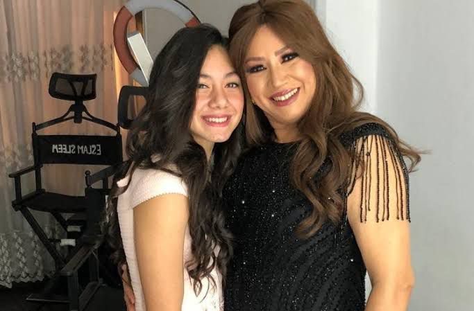 شاهيستا ابنة انتصار: أمي تمارس رقابة شديدة على استخدامي للموبايل