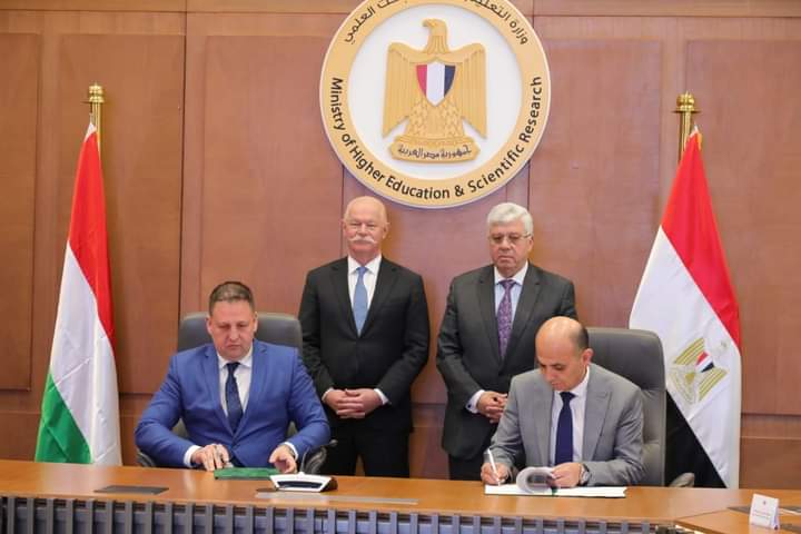 وزيرا التعليم العالي والثقافة المجرى يشهدان توقيع مذكرة تفاهم بين جامعة المنصورة و ديبرتسين المجرية