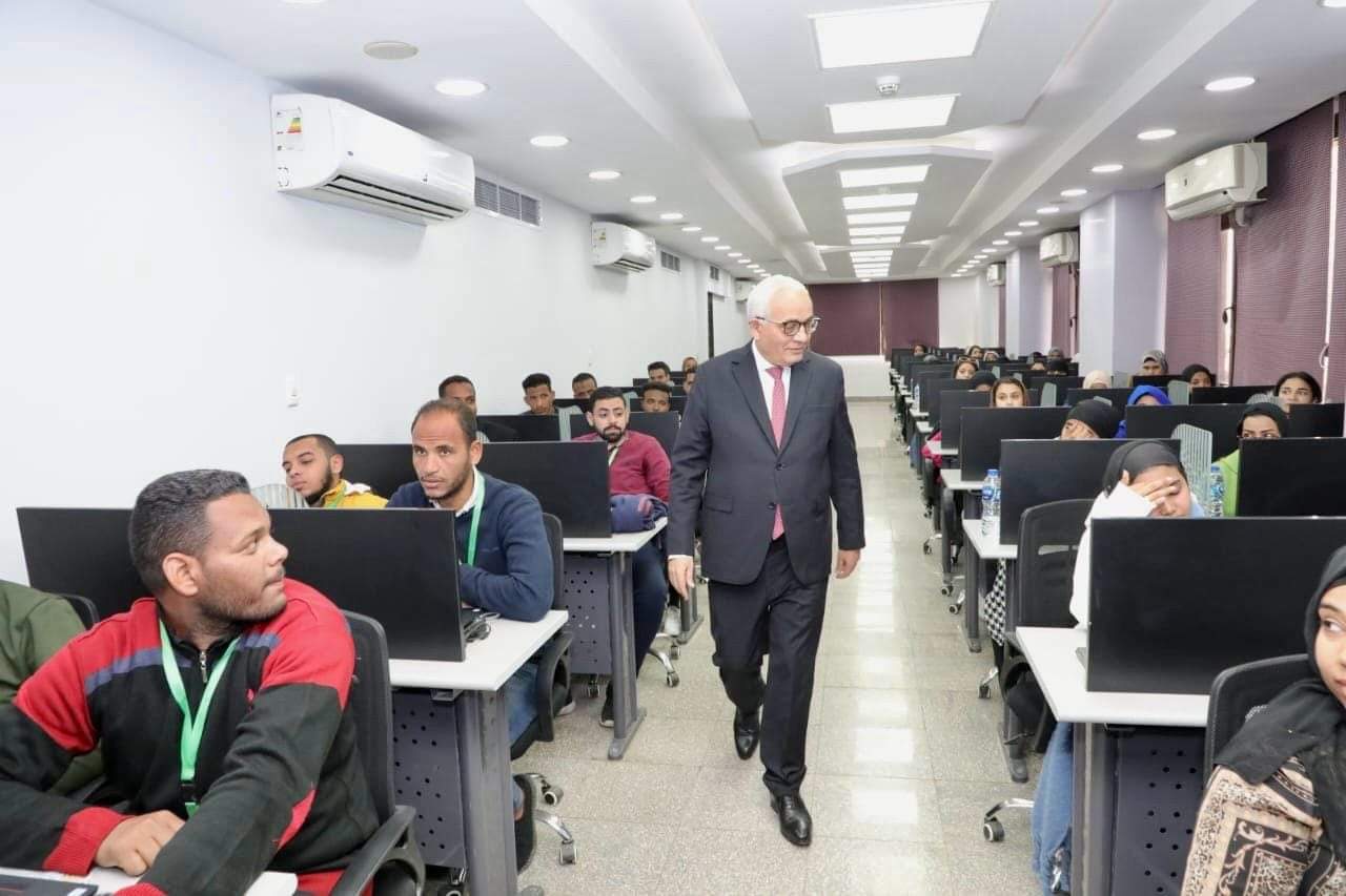 وزير التربية والتعليم يتفقد امتحانات المتقدمين لمسابقة معلم مساعد بمركز تقييم القدرات