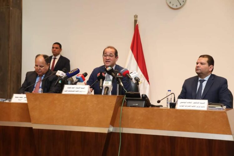 زيادة معدل العجز الكلى من ٥٪؜ إلى ٦,٧٪؜ من الناتج المحلي الإجمالي بسبب ارتفاع أسعار الفائدة 