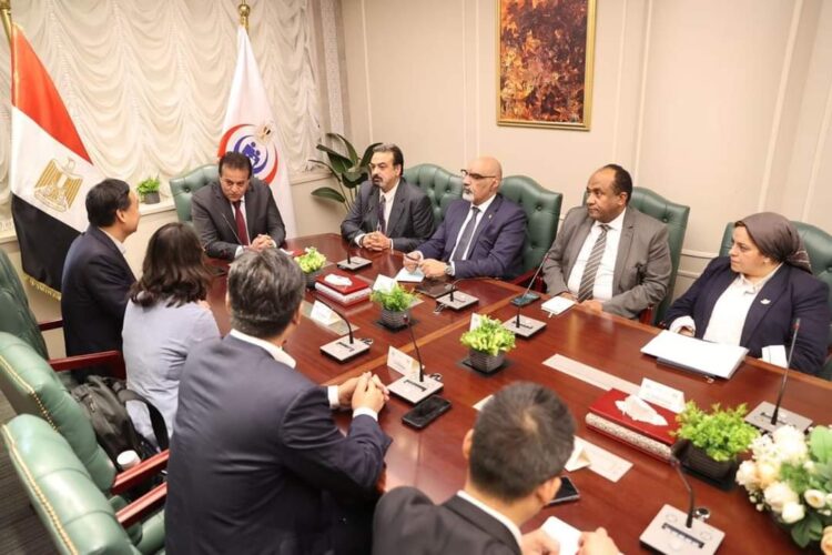وزير الصحة يناقش مع شركة 