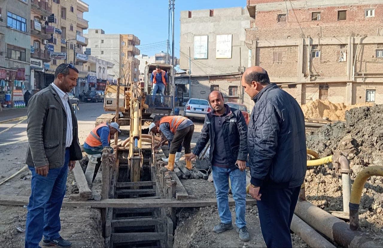 محافظ كفرالشيخ يكلف بسرعة إصلاح هبوط أرضي بقرية العجوزين