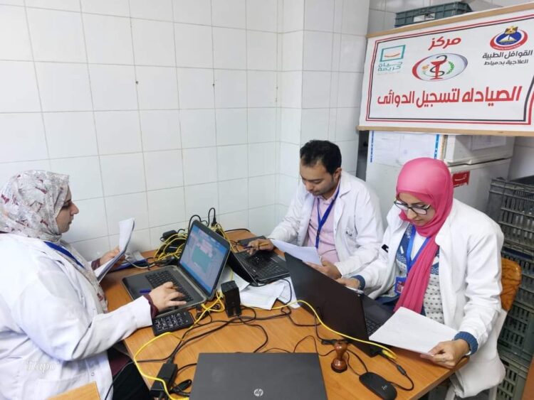محافظ دمياط تتلقى تقريرًا حول نتائج القافلة الطبية بقرية أبو راشد