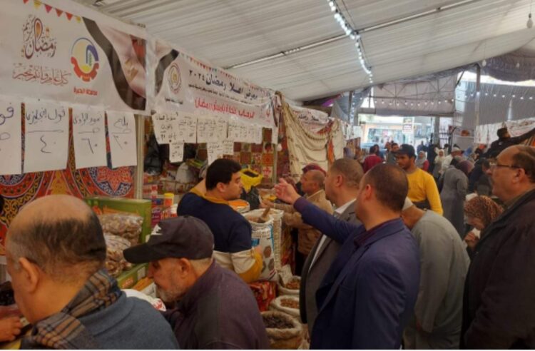 سكرتير عام البحيرة يتفقد معرضي 