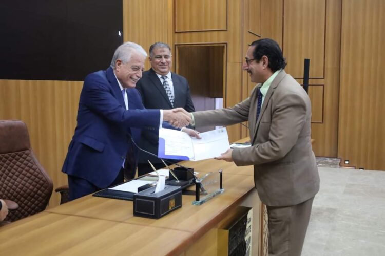 محافظ جنوب سيناء يكرم عدد من القيادات التنفيذية المساهمين في إنجاح الاحتفال بالعيد القومي