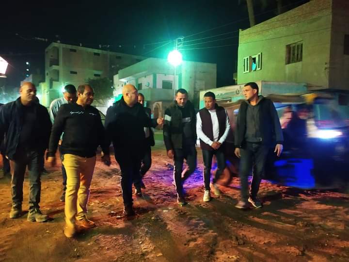 نائب محافظ الجيزة يتابع ميدانياً مشروعات الخطة الإستثمارية للتطوير والرصف الجارية