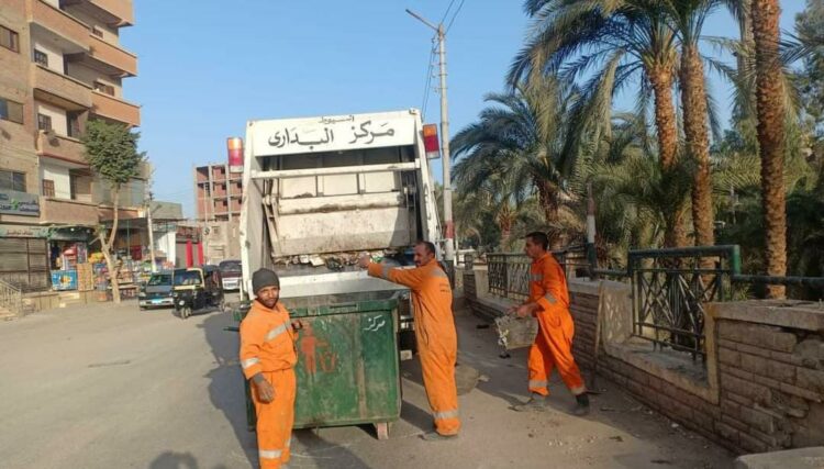 محافظ أسيوط يتابع رفع القمامة خلال حملات نظافة وتسوية وتمهيد الطرق